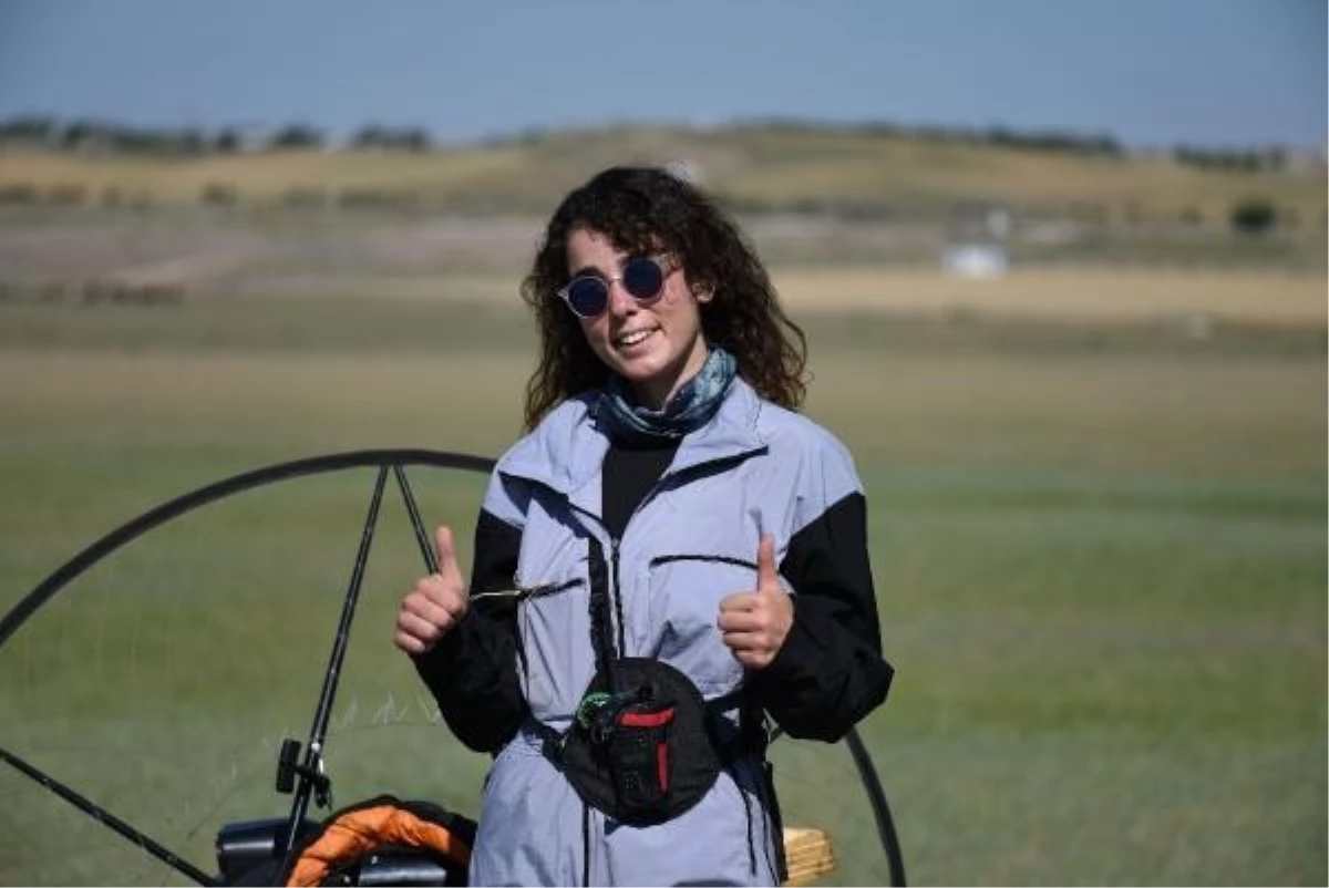 THK Öğretmen Pilotu Selin Ayvalı, Motorlu Yamaç Paraşütü ile Adana\'dan Mersin\'e Uçtu