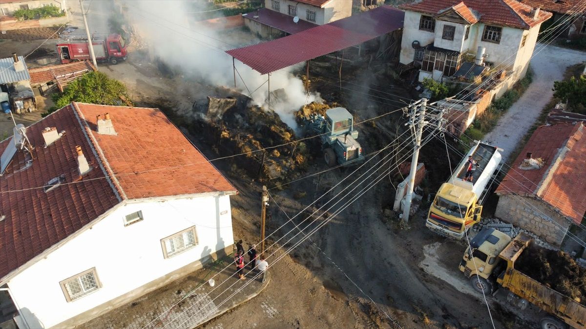 Afyonkarahisar\'da Kamyonet Yangınında Ot Balyaları Yanarak Kül Oldu