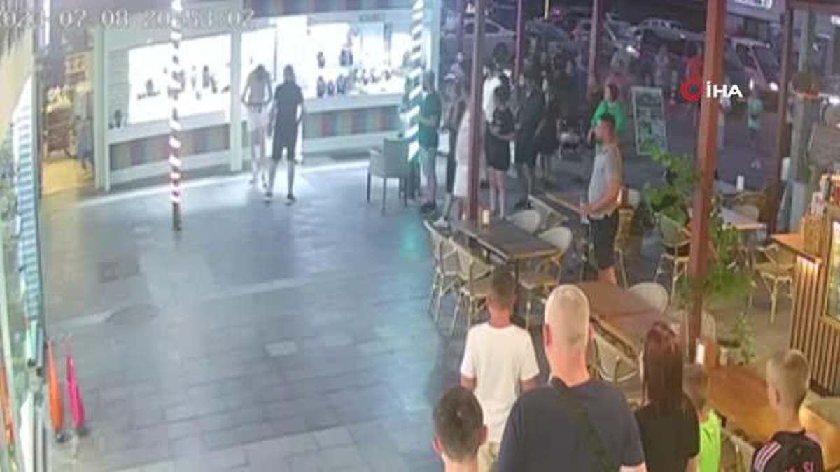 Alkollü turist önce motosikleti ile kuyumcu dükkanına böyle daldı