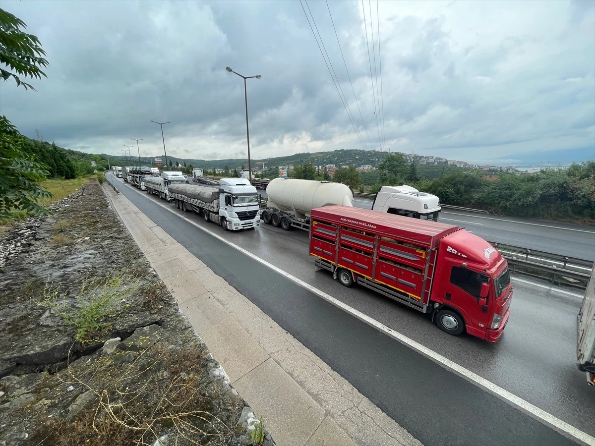 Anadolu Otoyolu\'nda 13 araç karıştığı trafik kazasında 5 kişi yaralandı