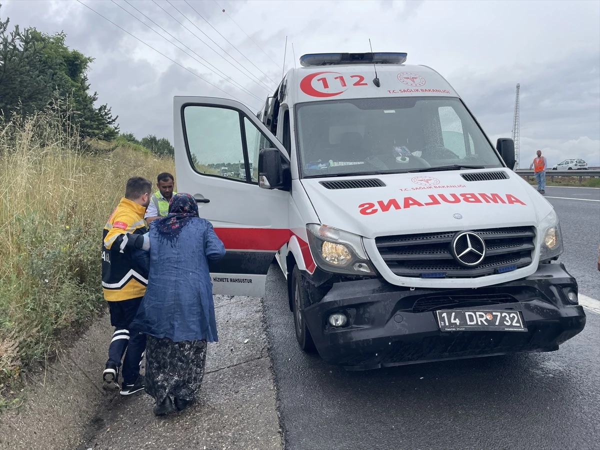 Anadolu Otoyolu\'nda Emniyet Şeridindeki Kamyonete Çarpan Otomobilde 3 Kişi Yaralandı