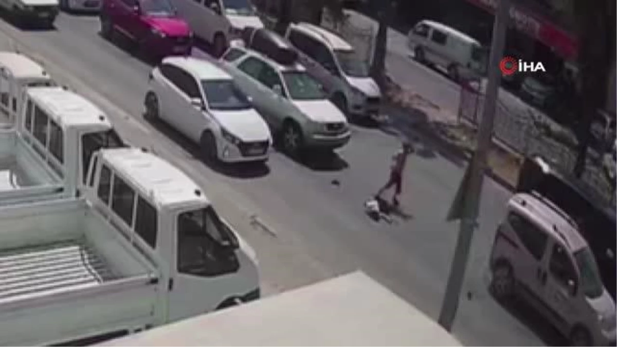 Antalya\'da koşarak yolun karşısına geçen 2 çocuğa otomobilin çarptığı anlar kamerada