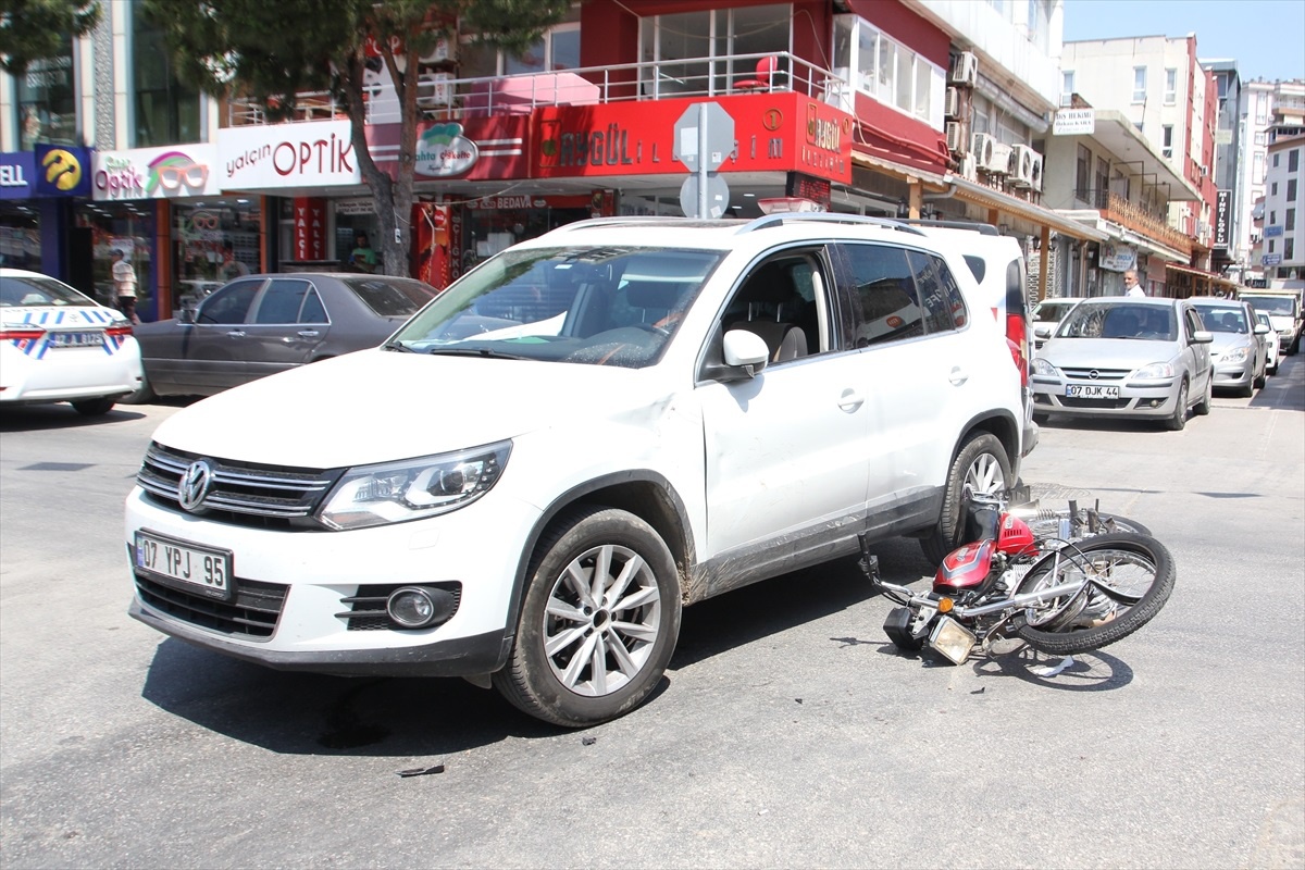 Antalya\'da motosiklet kazası: Sürücü yaralandı
