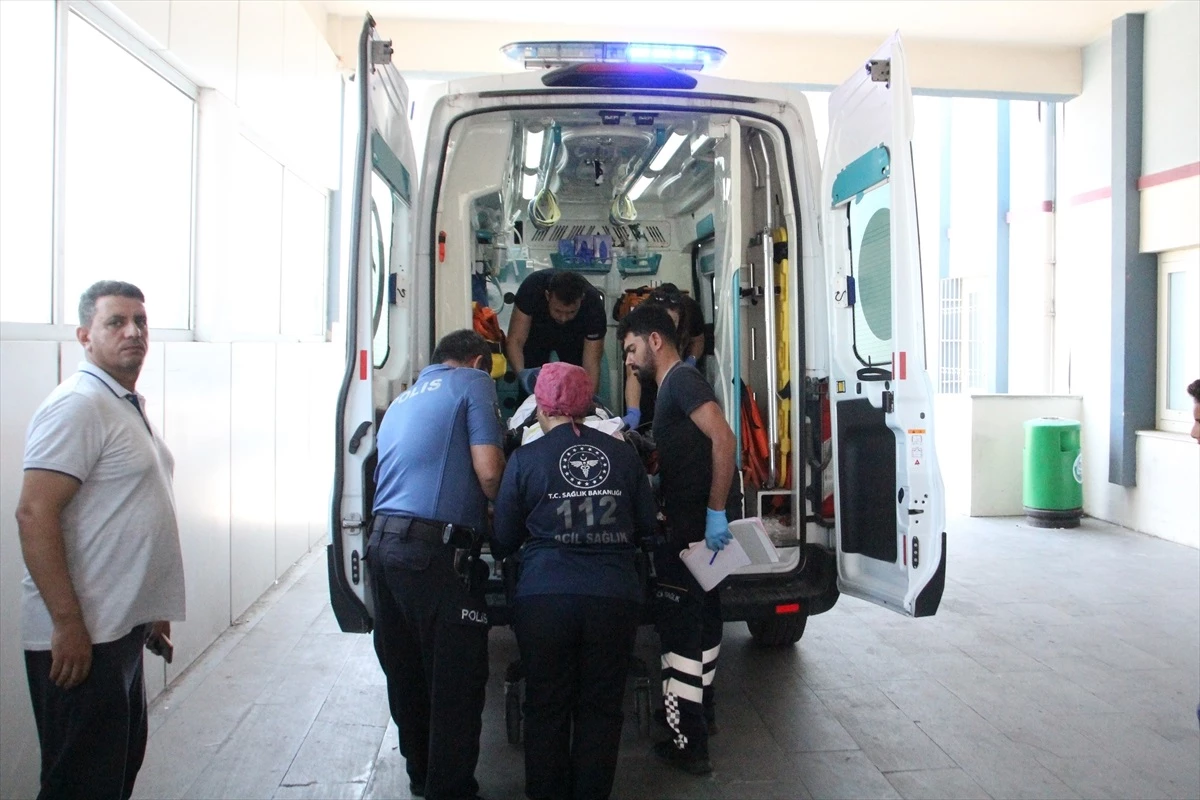 Antalya\'da otomobil çocuklara çarptı: 1\'i ağır 2 çocuk yaralandı