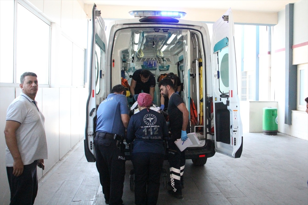 Antalya\'da otomobil çocuklara çarptı: 1\'i ağır 2 çocuk yaralandı