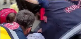 Aracın altında sıkışan motosiklet sürücüsünü, itfaiye ekipleri kurtardı