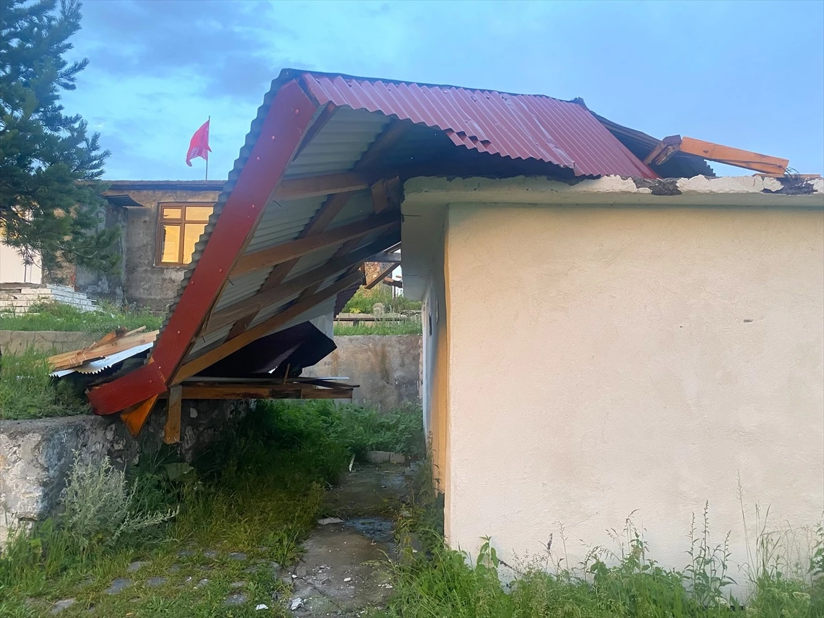 Ardahan\'da Şiddetli Rüzgarın Etkisi: Çatılar Uçtu