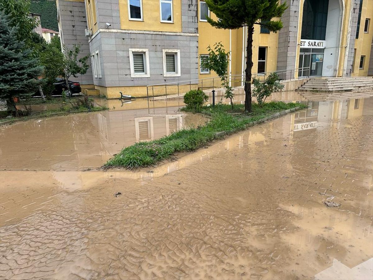 Artvin\'de Sağanak Yağış Sonucu Su Baskınları ve Heyelanlar