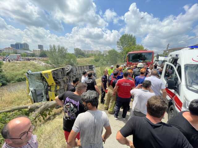 Bursa'da halk otobüsü kaza yaptı, 10 kişi yaralandı Bursa'da halk otobüsü kaza yaptı, 10 kişi yaralandı