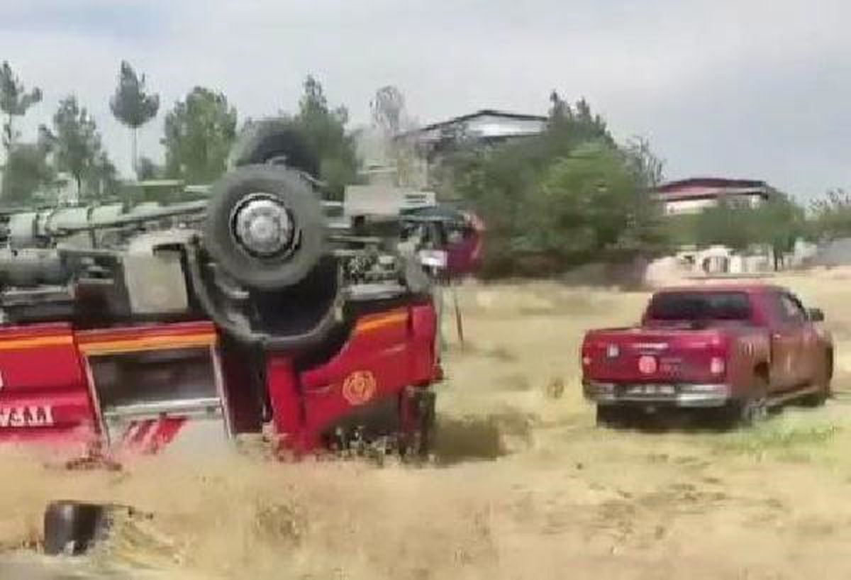 Diyarbakır\'da Anız Yangınına Müdahaleye Giden İtfaiye Aracı Devrildi: 3 Yaralı