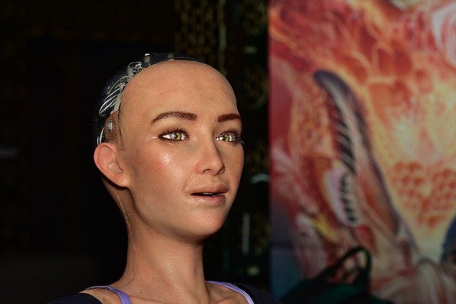 Suudi Arabistan'dan vatandaşlık alan robot Sophia Antalya'da tanıtıldı Suudi Arabistan'dan vatandaşlık alan robot Sophia Antalya'da tanıtıldı