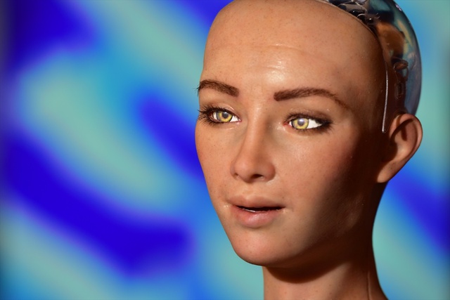Suudi Arabistan'dan vatandaşlık alan robot Sophia Antalya'da tanıtıldı Suudi Arabistan'dan vatandaşlık alan robot Sophia Antalya'da tanıtıldı