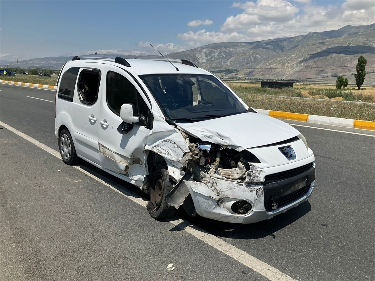 Erzincan\'da Hafif Ticari Araç ile Kamyonetin Çarpışması Sonucu 5 Kişi Yaralandı