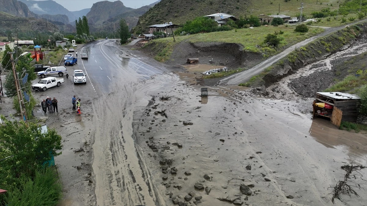 Erzurum-Artvin kara yolunda sel nedeniyle yol ulaşıma açıldı