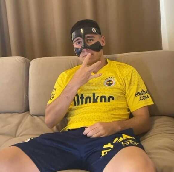 Eski halini unutun! Fenerbahçe'nin yıldızı Emre Mor burun estetiğiyle bambaşka biri oldu