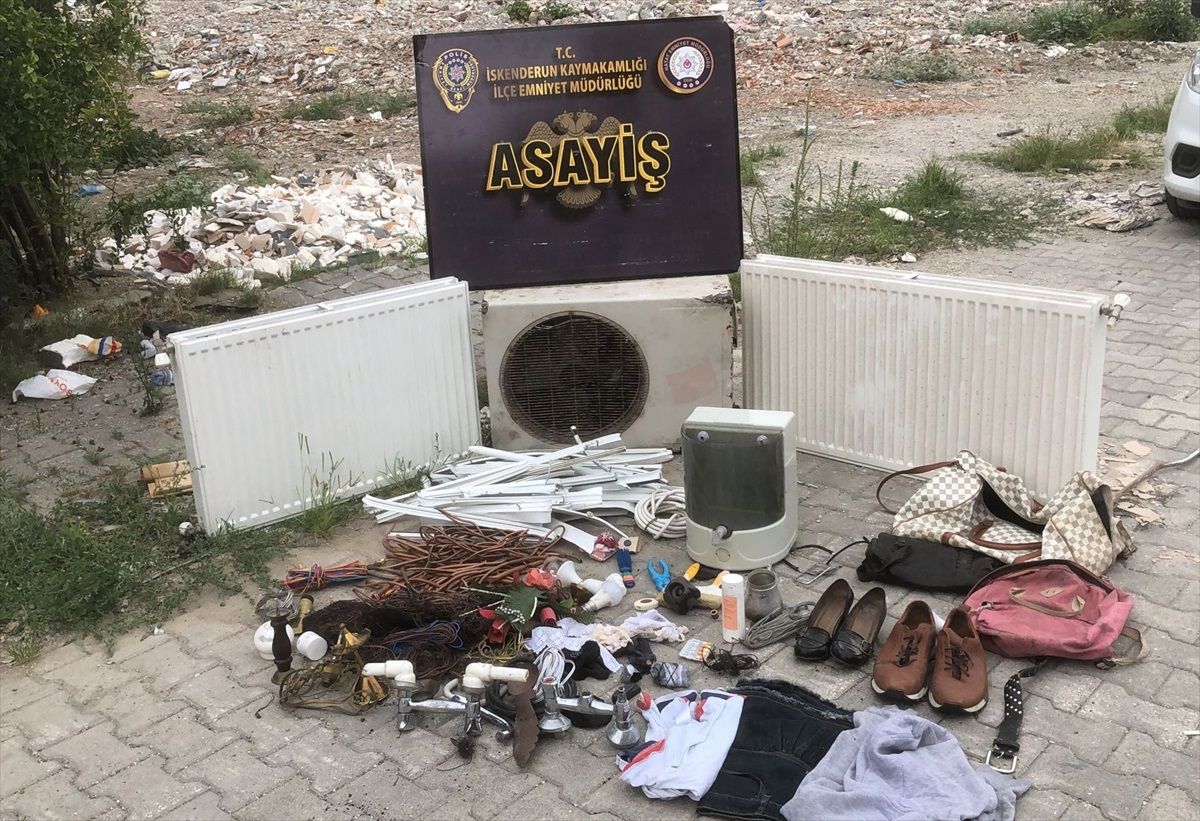 İskenderun\'da Evden Hırsızlık Yapan Şüpheliler Suçüstü Yakalandı