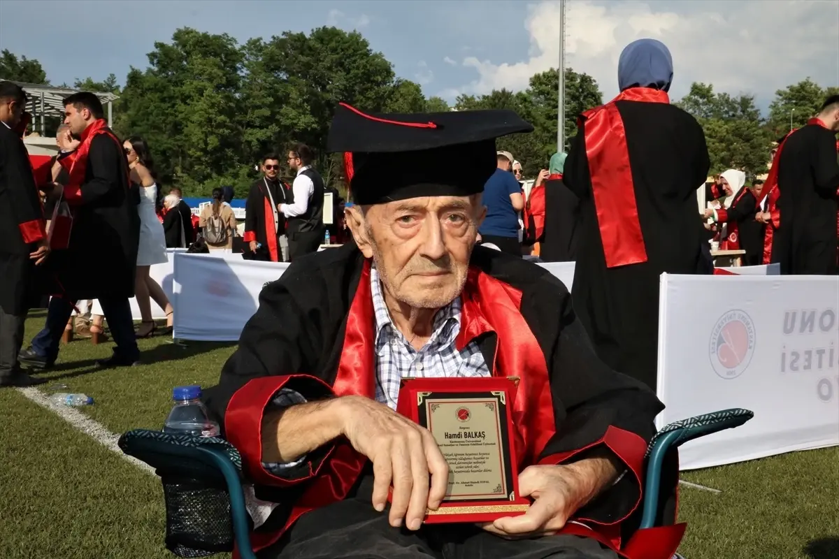 82 Yaşındaki Hamdi Balkaş, Kastamonu Üniversitesi\'nden Mezun Oldu