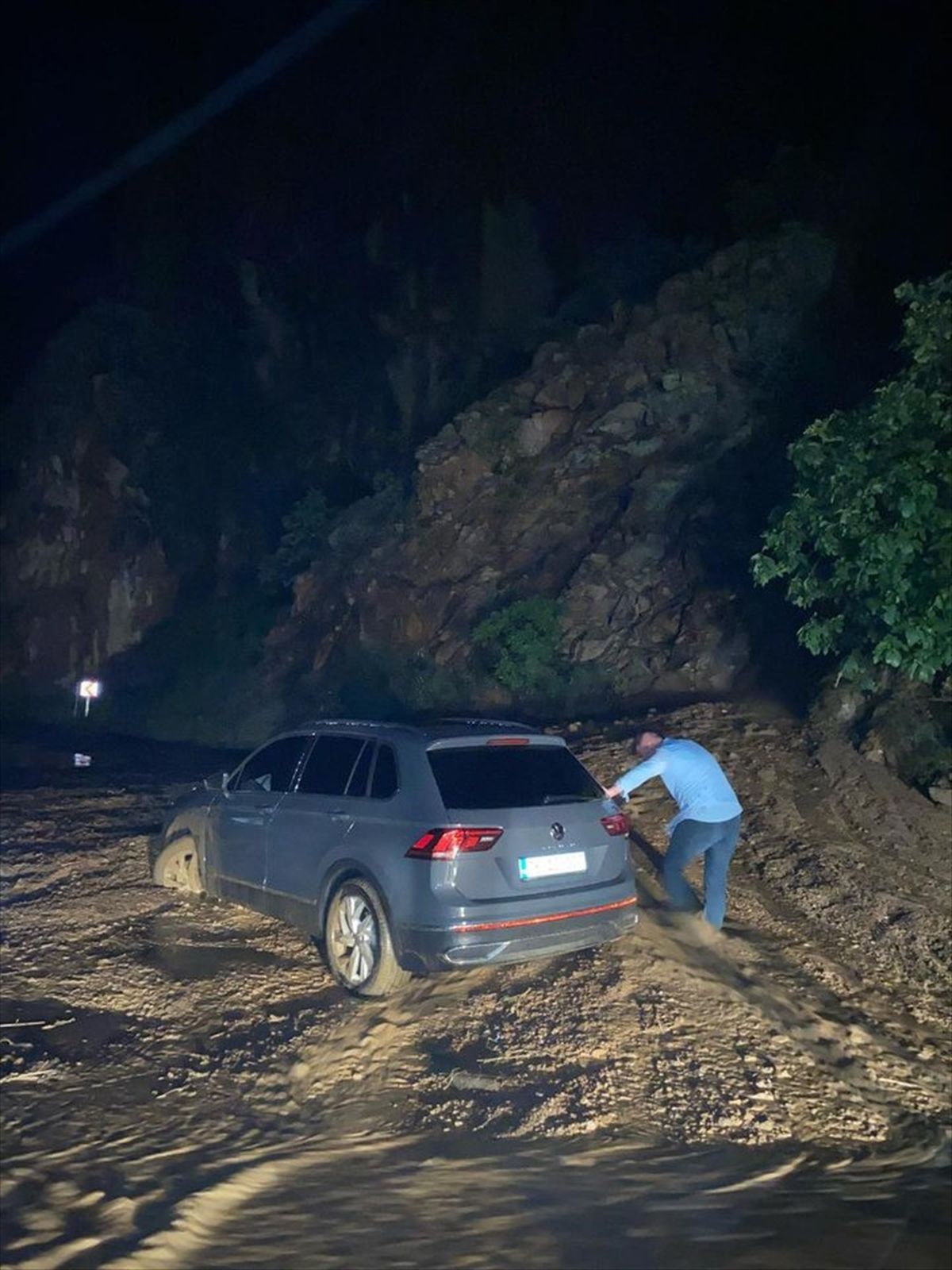 Artvin-Şavşat kara yolunda heyelan nedeniyle ulaşım tek şeritten sağlanıyor