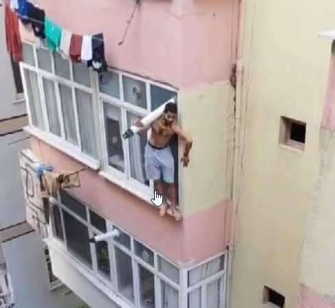 İntihar etmek için balkondan aşağı sarktı, vazgeçince mahsur kaldı! Gerekçesi de olay kadar ilginç İntihar etmek için balkondan aşağı sarktı, vazgeçince mahsur kaldı! Gerekçesi de olay kadar ilginç