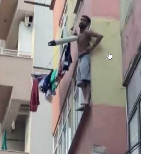 İntihar etmek için balkondan aşağı sarktı, vazgeçince mahsur kaldı! Gerekçesi de olay kadar ilginç İntihar etmek için balkondan aşağı sarktı, vazgeçince mahsur kaldı! Gerekçesi de olay kadar ilginç