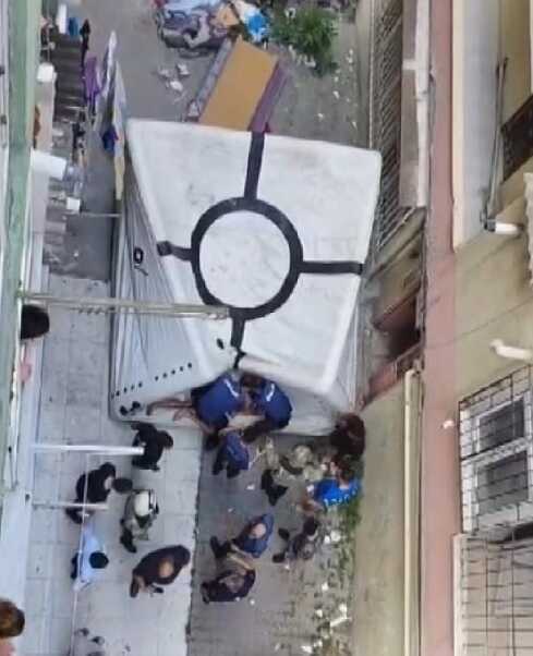 İntihar etmek için balkondan aşağı sarktı, vazgeçince mahsur kaldı! Gerekçesi de olay kadar ilginç İntihar etmek için balkondan aşağı sarktı, vazgeçince mahsur kaldı! Gerekçesi de olay kadar ilginç