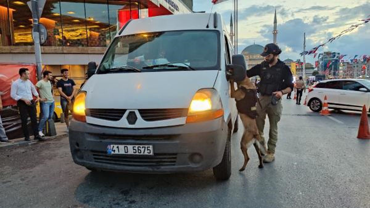 İstanbul\'da Emniyet Müdürlüğü tarafından yapılan denetimlerde araçlar ve kişiler kontrol edildi