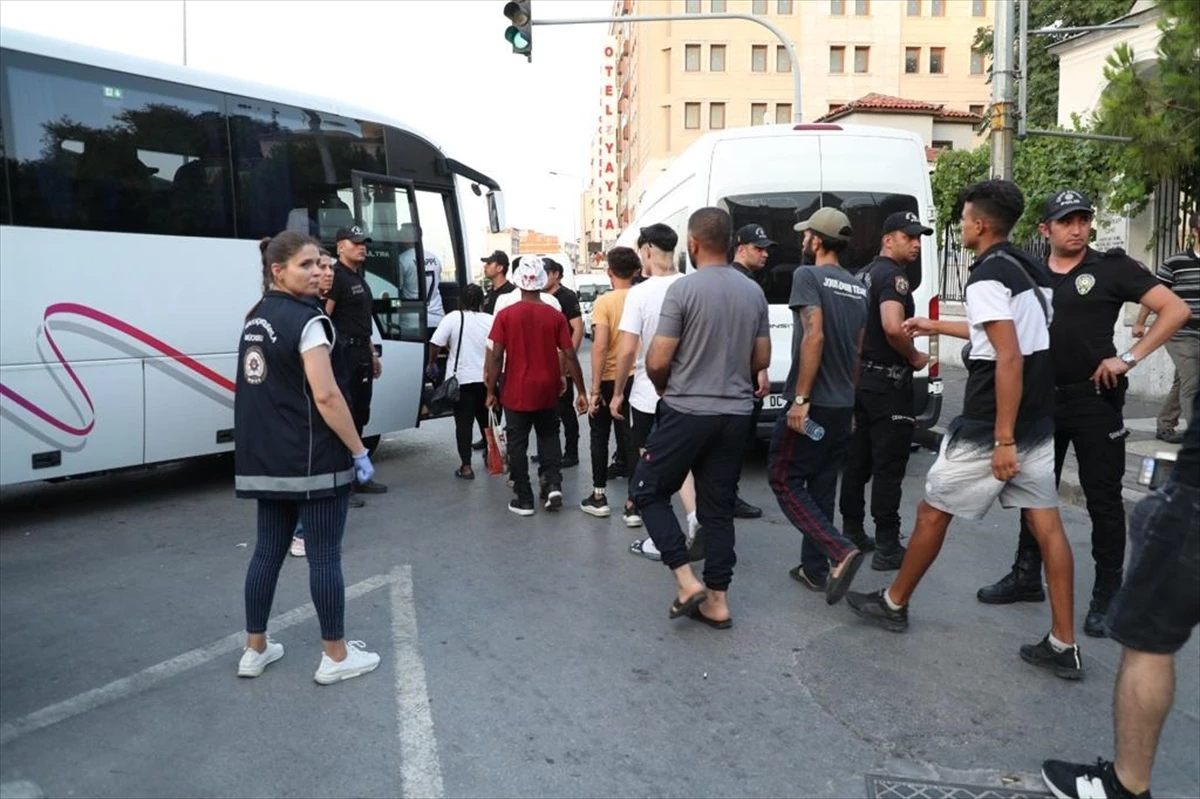 İzmir\'de 200 Kaçak Yabancı Uyruklu Yakalandı