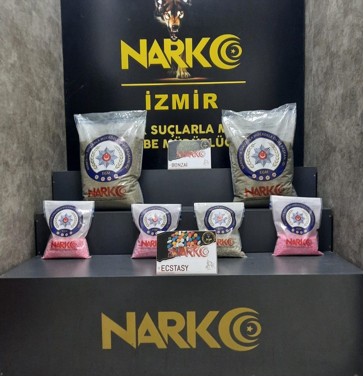 İzmir\'de düzenlenen uyuşturucu operasyonunda 3 şüpheliden biri tutuklandı