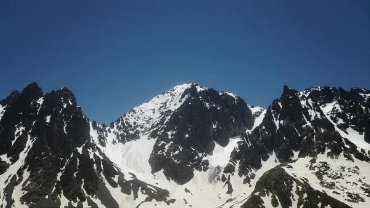 Kaçkar Dağları\'nda Solo Buzul Tırmanışı Yapan Dağcı Düşerek Yaralandı