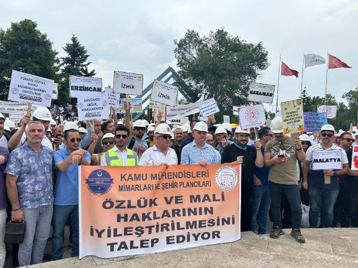 Kamu Mühendisleri Platformu, maaş artışı ve özlük hakları talebiyle basın açıklaması yaptı