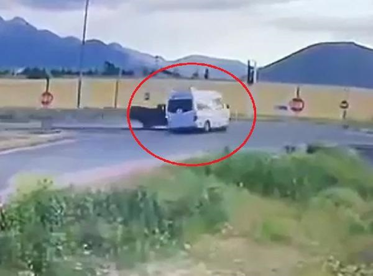 Kayseri\'de kamyonet ile işçi servisi çarpıştı: 21 yaralı