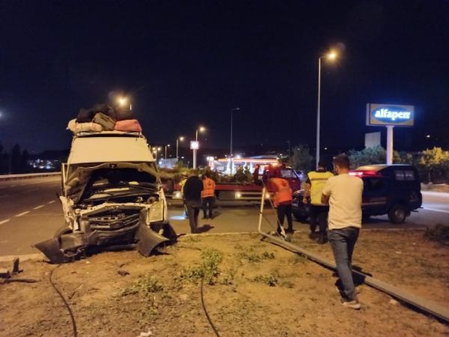 Aynı istikamete giden minibüs ile otomobil çarpıştı: 16 yaralı Aynı istikamete giden minibüs ile otomobil çarpıştı: 16 yaralı