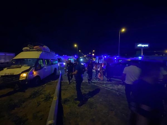 Aynı istikamete giden minibüs ile otomobil çarpıştı: 16 yaralı Aynı istikamete giden minibüs ile otomobil çarpıştı: 16 yaralı