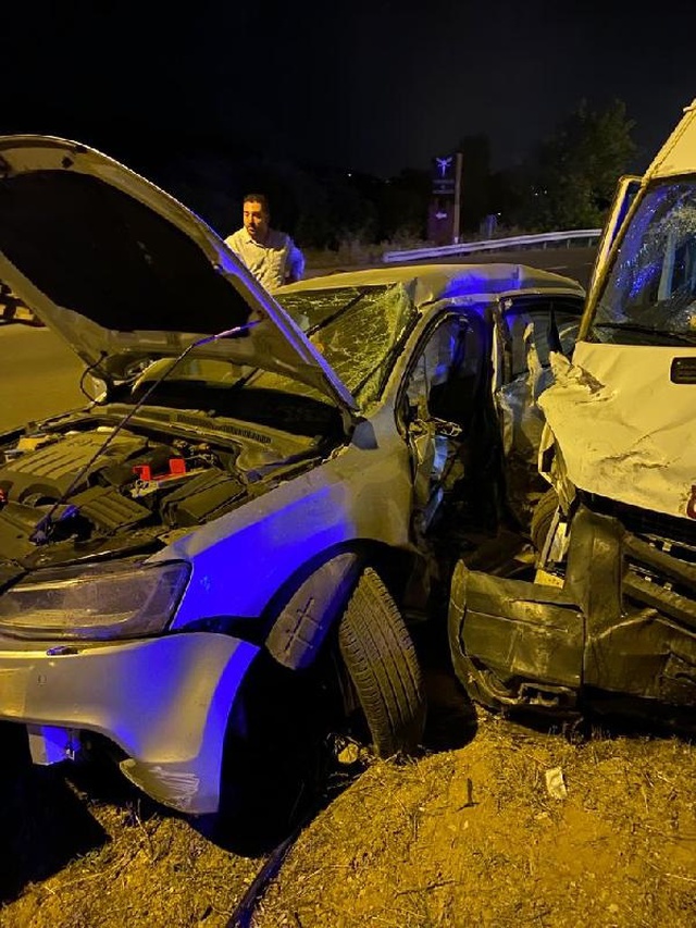 Aynı istikamete giden minibüs ile otomobil çarpıştı: 16 yaralı Aynı istikamete giden minibüs ile otomobil çarpıştı: 16 yaralı