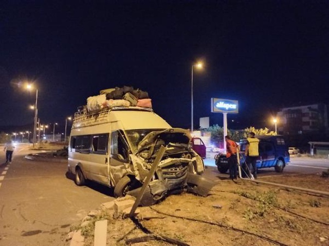 Aynı istikamete giden minibüs ile otomobil çarpıştı: 16 yaralı Aynı istikamete giden minibüs ile otomobil çarpıştı: 16 yaralı