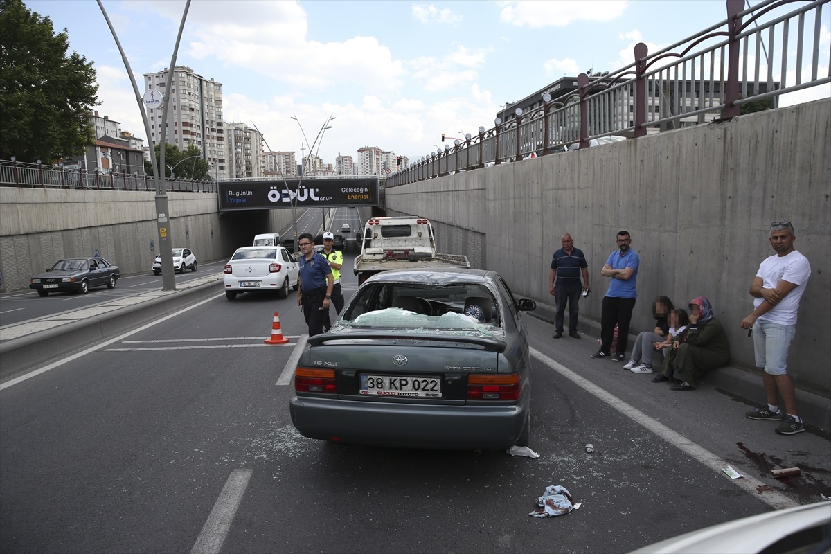 Kayseri\'de trafik kazası sonrası çıkan kavgada bıçaklı ve sopalı saldırı