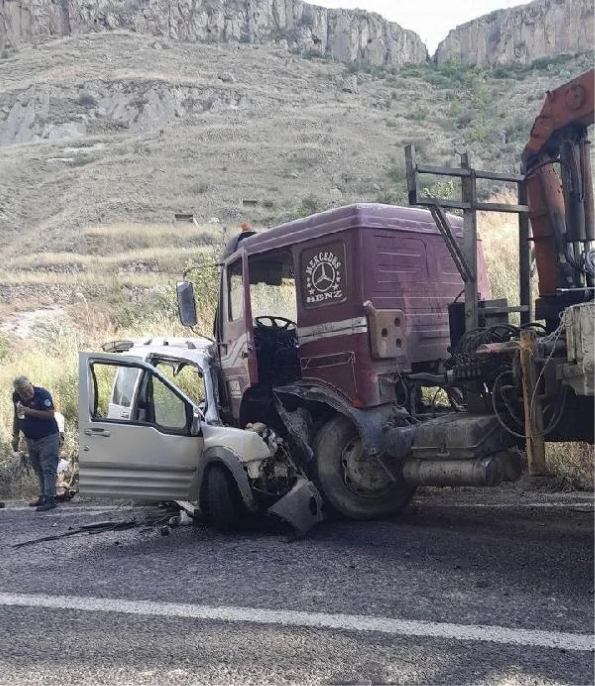 Yeşilhisar\'da Vinçli Kamyonla Hafif Ticari Araç Çarpıştı: 1 Ölü, 1 Yaralı