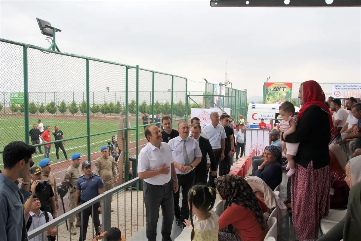 Erdemli Kaymakamlık Kupası Mahalleler Arası Futbol Turnuvası'nda Kadın Taraftarlar Takımlarına Destek Verdi