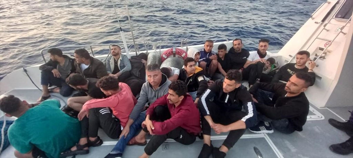 Yunanistan unsurlarınca Türk kara sularına geri itilen 20 düzensiz göçmen Datça\'da karaya çıkarıldı