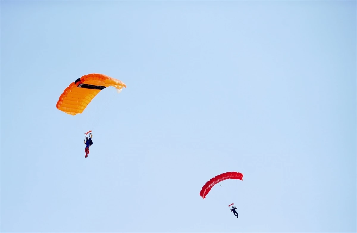Eskişehir\'de 4. Skydiving Fest-Paraşüt Günleri Başladı