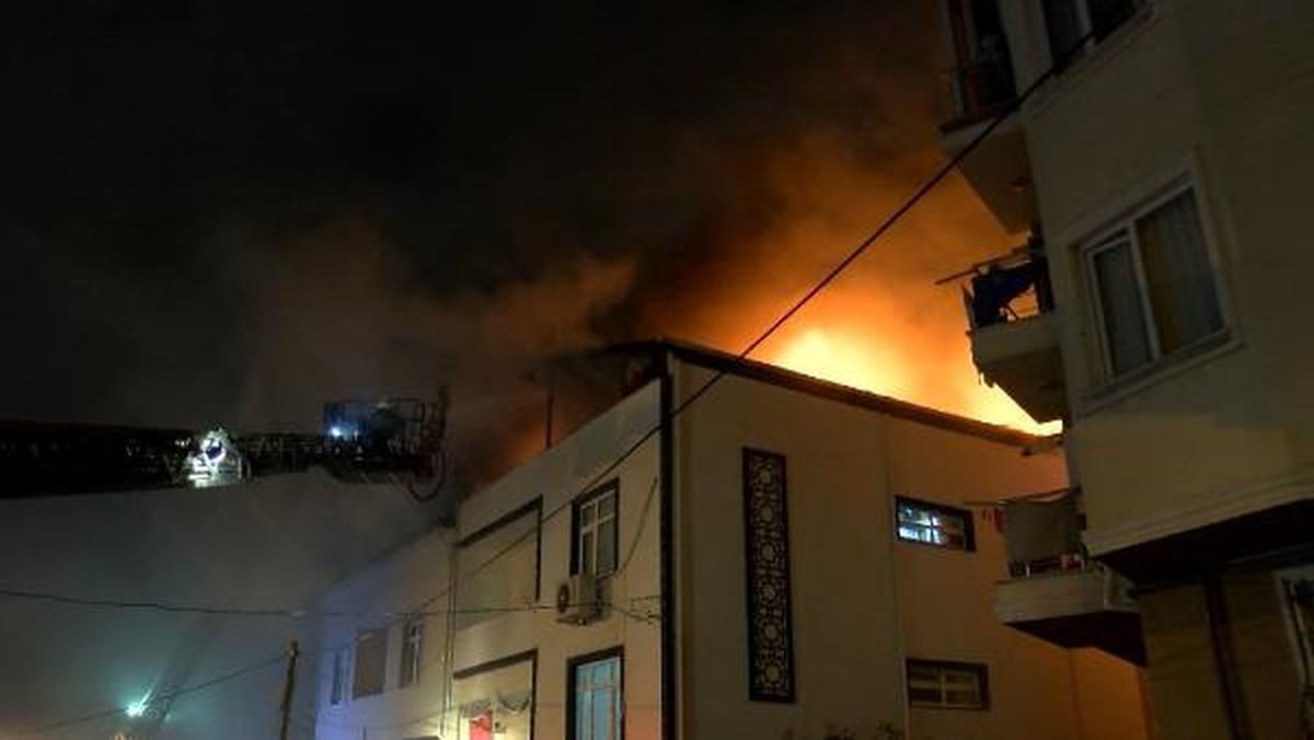 Pendik\'te 2 Katlı Binanın Çatısı Alev Alev Yandı