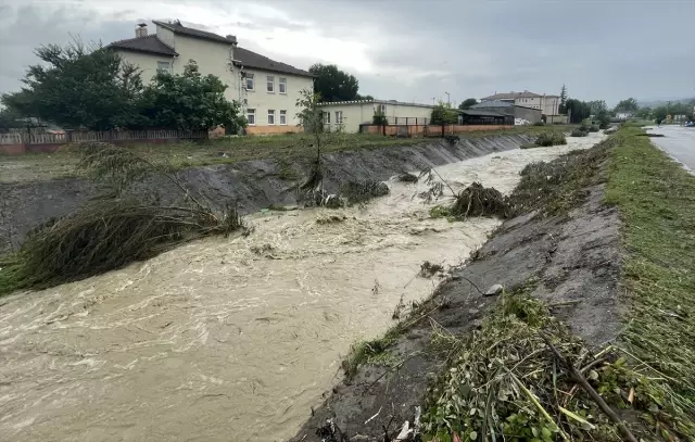 Sakarya'da sağanak sonucu cadde ve bahçeler su altında kaldı