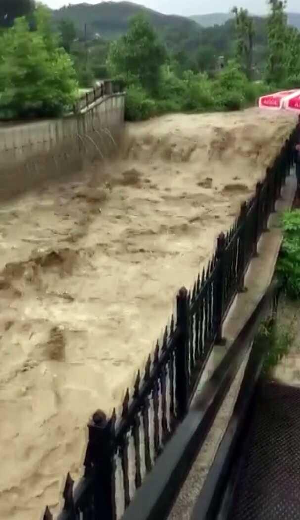 Sakarya'da sağanak sonucu cadde ve bahçeler su altında kaldı