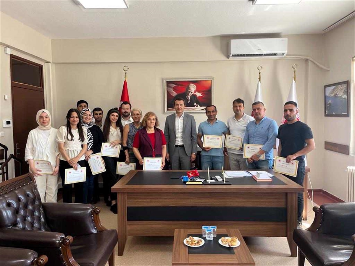 Samandağ Cumhuriyet Başsavcısı, depremden etkilenen adliye personeline teşekkür belgesi verdi