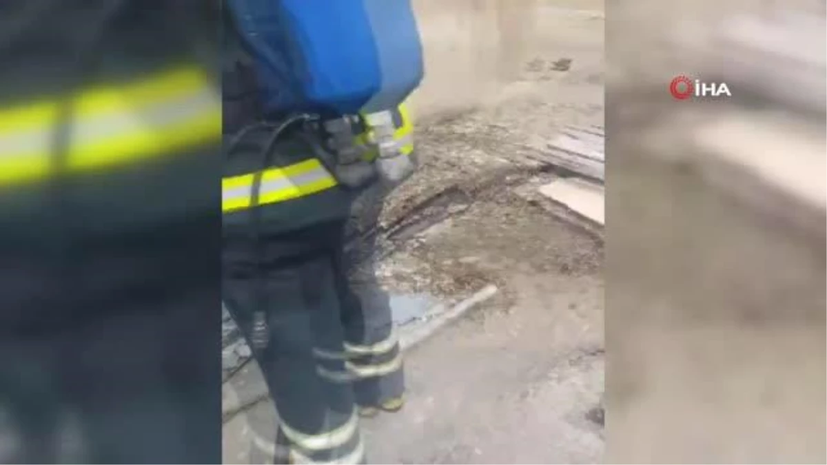 Samsun\'da 3 Katlı Bir Bina Çatı Katında Çıkan Yangın Paniğe Yol Açtı