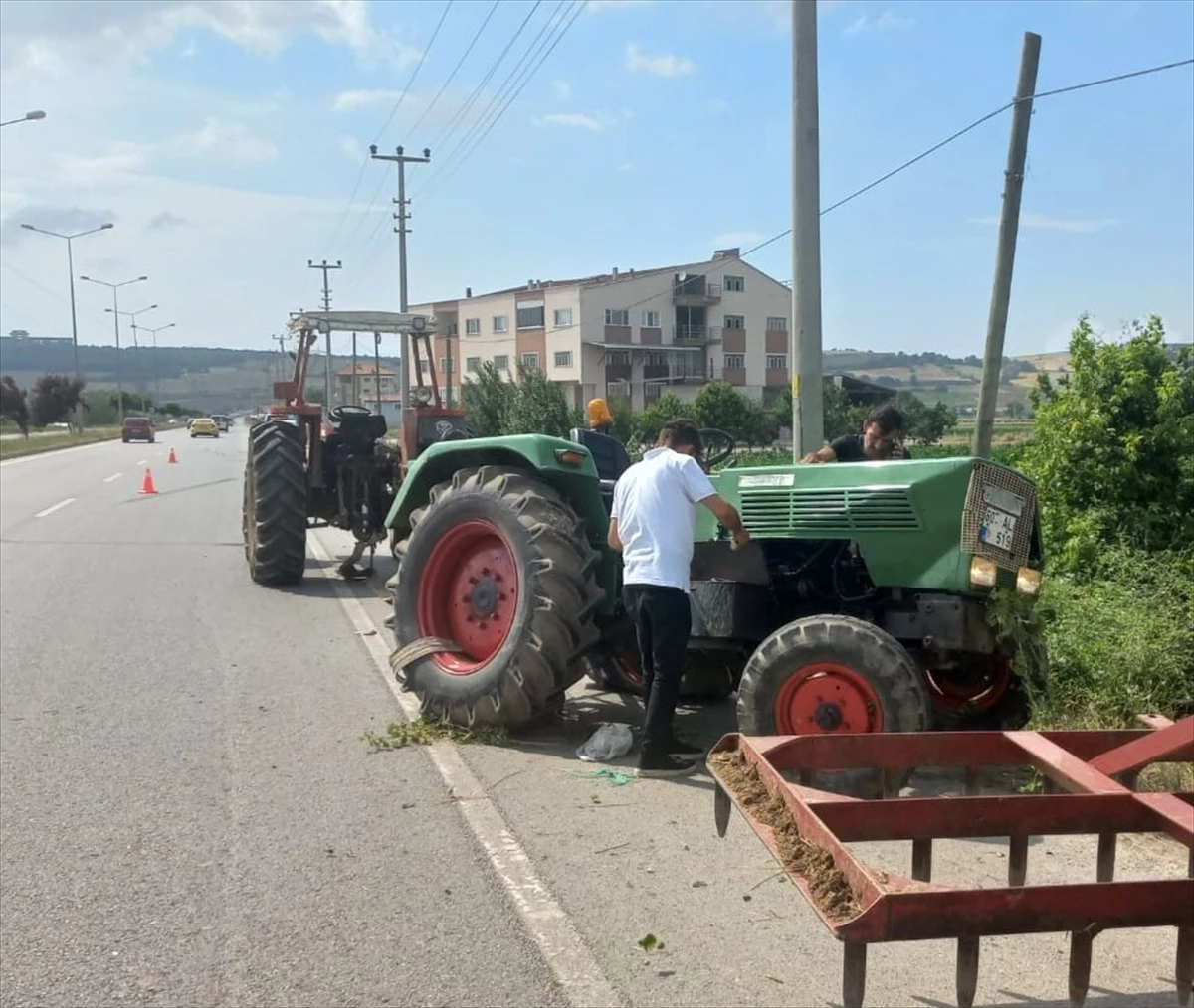 Samsun\'da Otomobil ve Traktör Çarpışması: 2 Yaralı