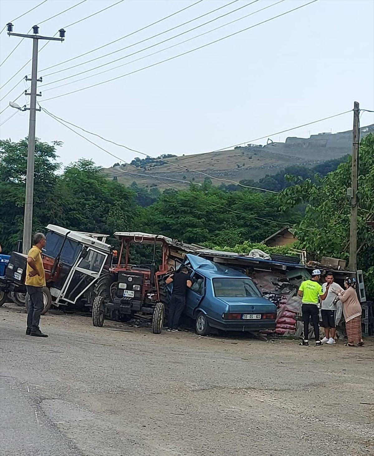 Samsun\'da park halindeki traktörlere çarpan otomobilin sürücüsü yaralandı