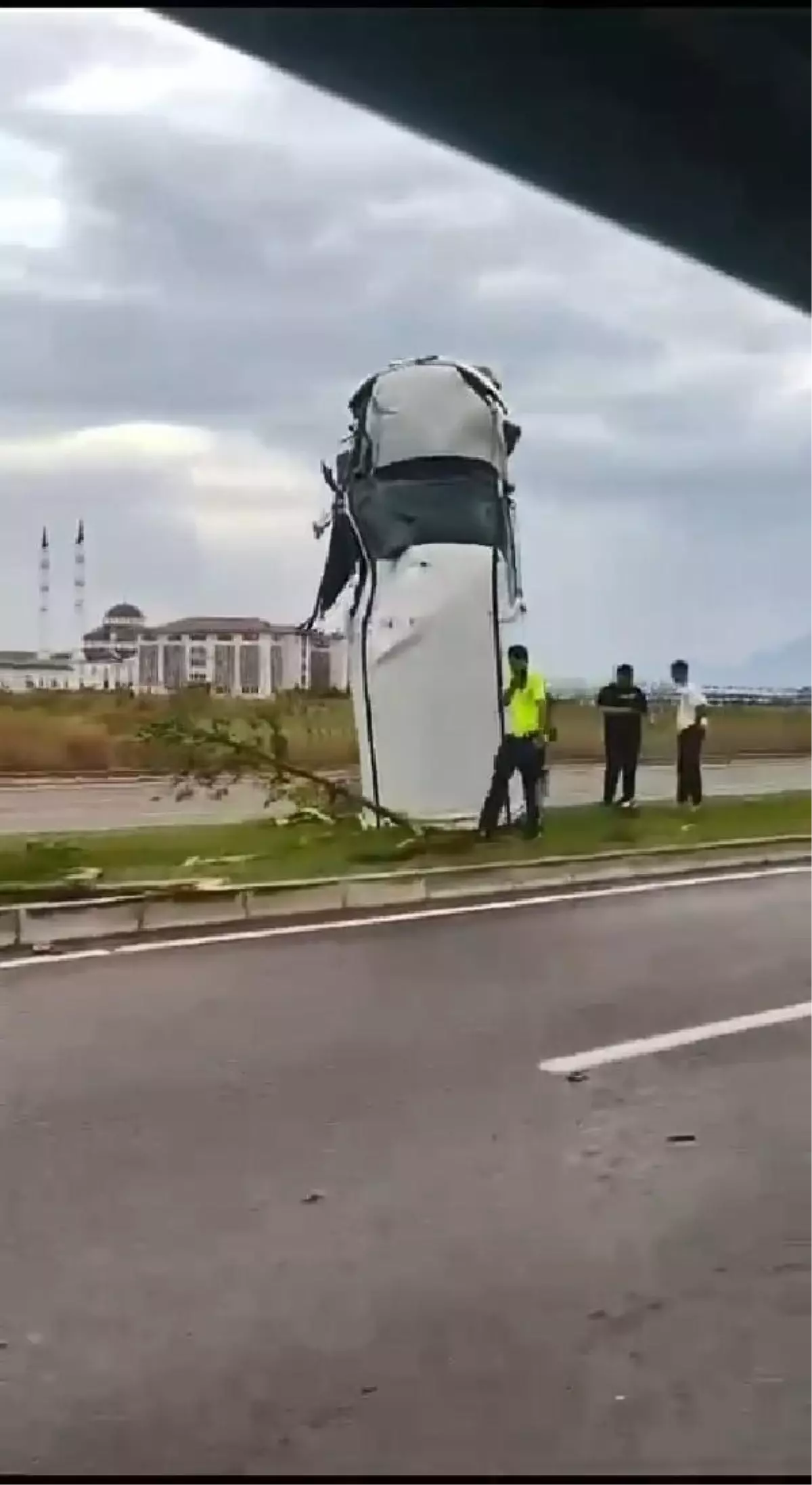 Yağmurda kayganlaşan yolda kamyonet savruldu