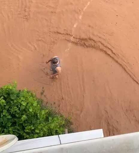 Sel sularında böyle yıkandı Göle dönen sokakta yağmur suyuyla duş aldı