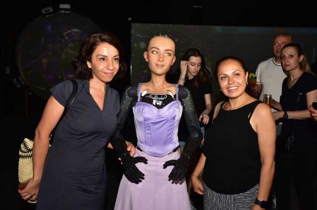 Suudi Arabistan'dan vatandaşlık alan robot Sophia Antalya'da tanıtıldı Suudi Arabistan'dan vatandaşlık alan robot Sophia Antalya'da tanıtıldı